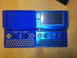 Прототип DragonBox Pyra (слева) и OpenPandora (справа)