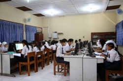 Компьютерный класс в школе Индонезии с openSUSE Linux
