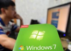 Китайский сисадмин устанавливает Windows 7 в компьютерном центре Фучжоу