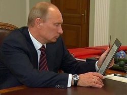 Владимир Путин с российским планшетом от «Роснано»