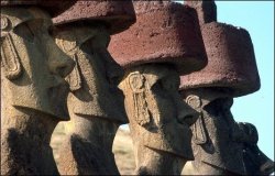 Древние статуи с «красными шляпами» на острове Пасхы
