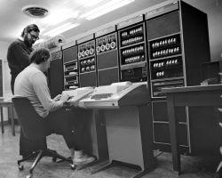 Томпсон и Ритчи работают за PDP-11