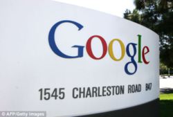 Логотип у штаб-квартиры Google