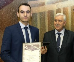 Дмитрий Стеценко с дипломом Инфофорума