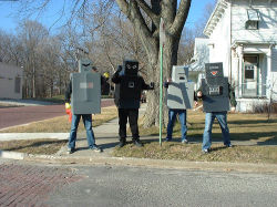 Люди в костюмах роботов на улице в США. Фото: Dan Coulter