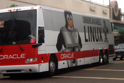 Автобус, рекламирующий Oracle Unbreakable Linux