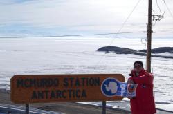 Джастин Миллер с плакатом Firefox в Антарктиде