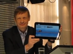 Камиль Исаев демонстрирует прототип MeeGo-планшета