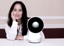 Синтия Бризил и её новый робот под управлением Linux — Jibo