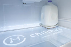 Бутылка с молоком в холодильнике ChillHub с Ubuntu